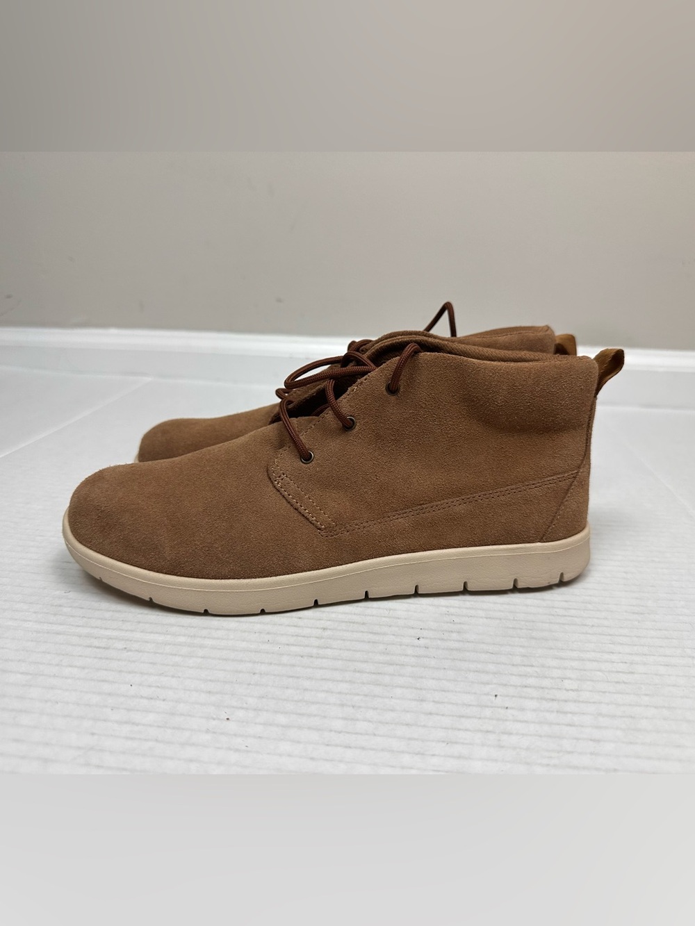 UGG Boys Canoe II Chukka Boot Size US 6.0 - EU 38
